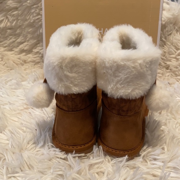 NWT/box Michael Kors children’s size 10 Boots with fir on top - Picture 6 of 8